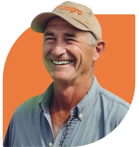 idoso feliz usando boné com a marca ruagro